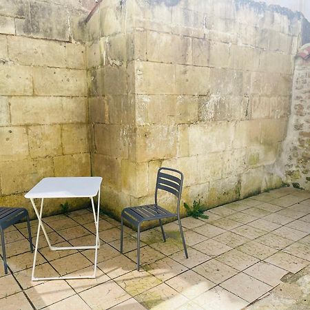 Appartement Avec Cour Privee Saint-Jean-dʼAngély Bagian luar foto